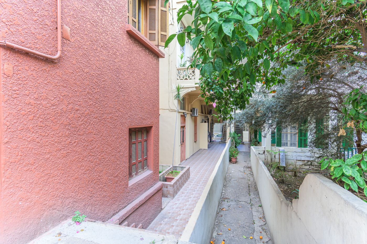 Quiet entry alley, Residence 4
